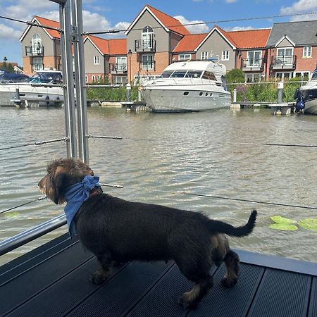 Lincoln Floating Holidays Экстерьер фото