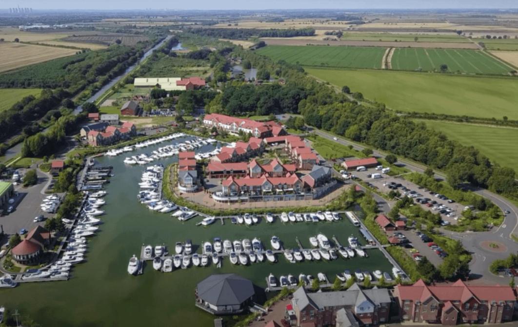 Lincoln Floating Holidays Экстерьер фото
