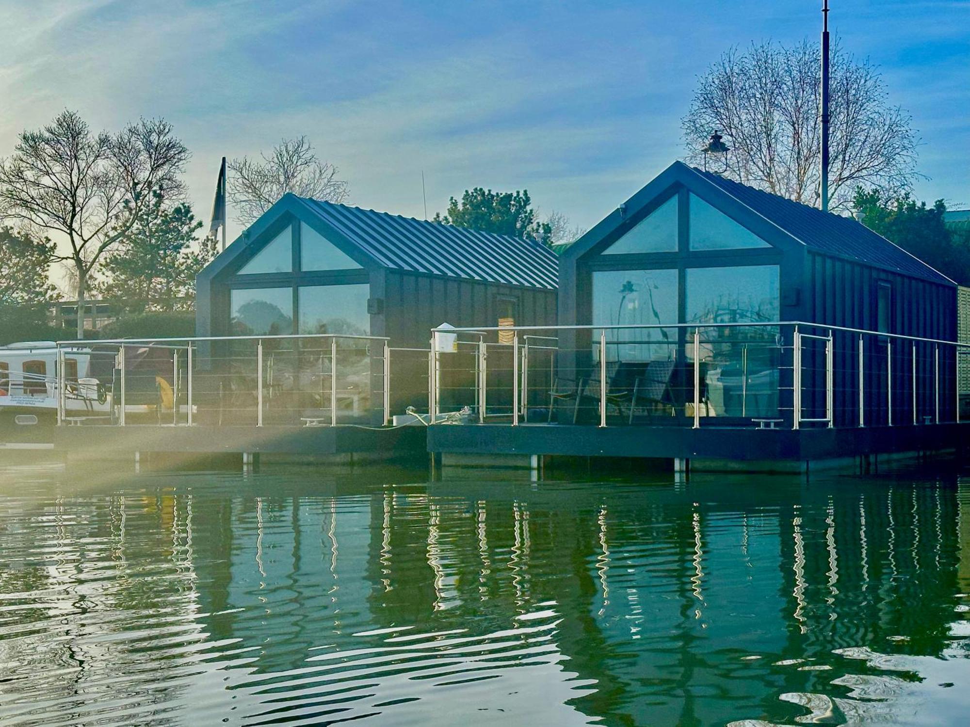 Lincoln Floating Holidays Экстерьер фото